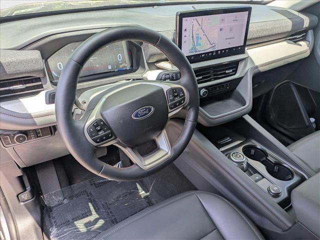 2025 Ford Explorer photo 2