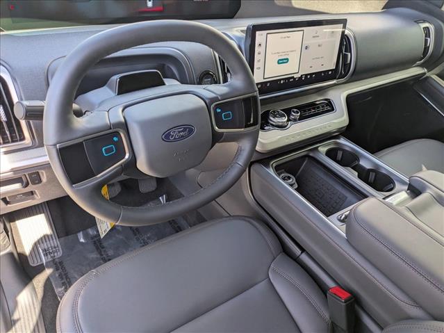 2025 Ford Expedition photo 3