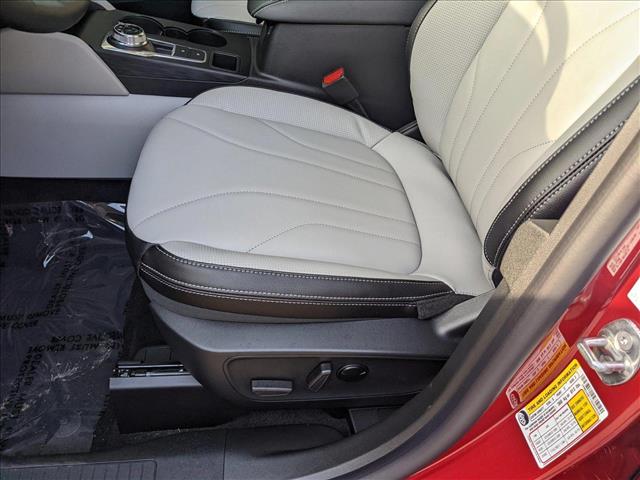 2025 Ford Escape Titanium photo 4