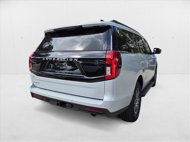 2025 Ford Expedition photo 2