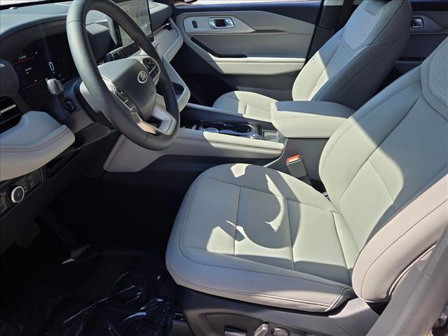 2025 Ford Explorer photo 4