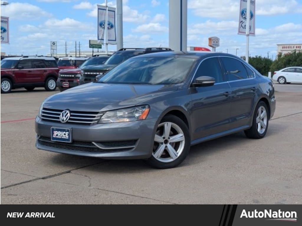 Used 2014 Volkswagen Passat SE Sedan