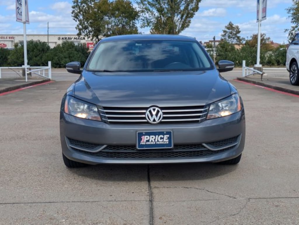 Used 2014 Volkswagen Passat SE Sedan