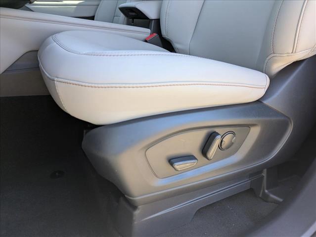 2025 Ford Explorer photo 3