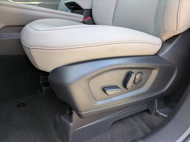 2025 Ford Explorer photo 3