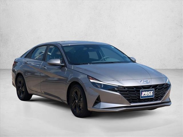 2023 Hyundai Elantra SEL photo 3