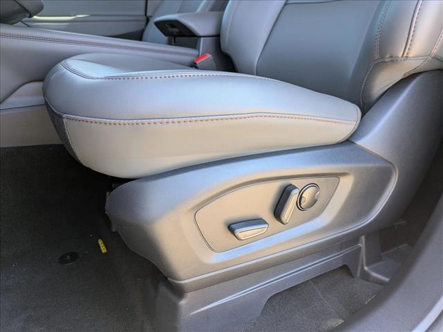 2025 Ford Explorer photo 4