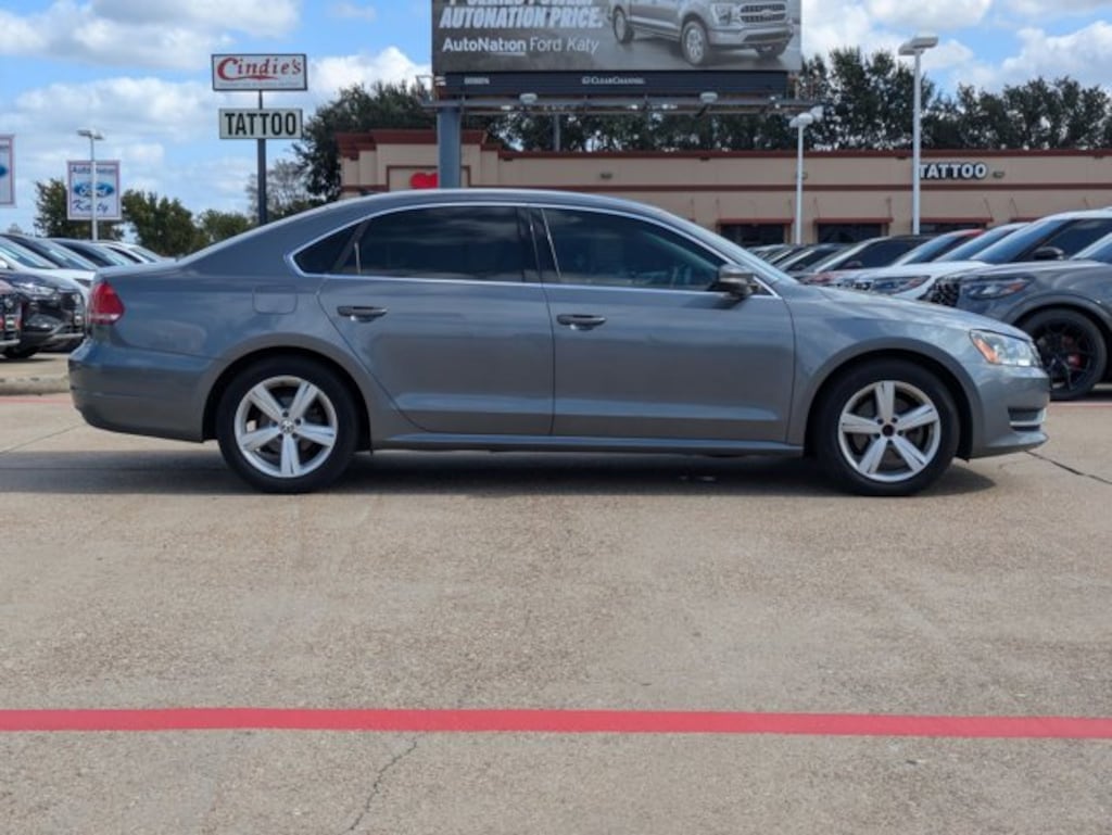 Used 2014 Volkswagen Passat SE Sedan
