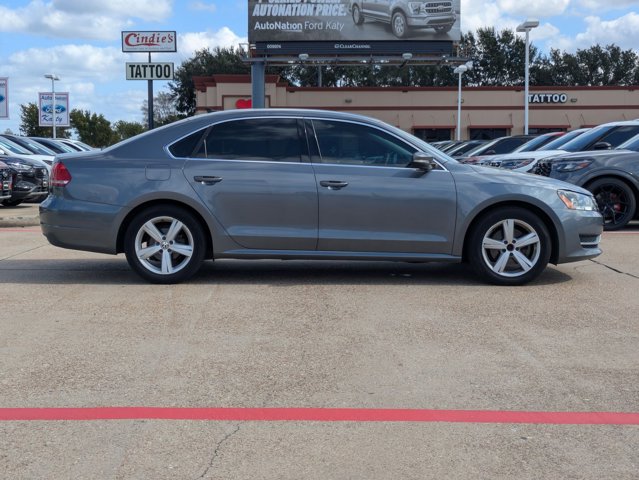 2014 Volkswagen Passat SE photo 3