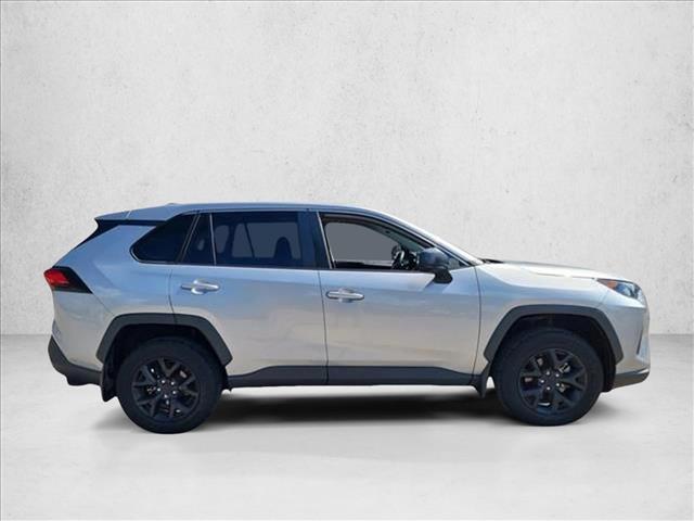 2022 Toyota RAV4 LE photo 3