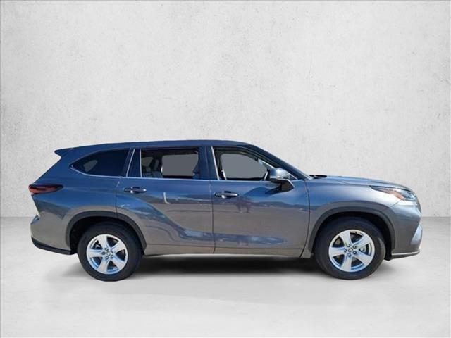 2024 Toyota Highlander LE photo 2