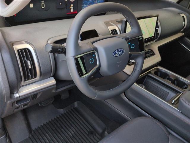 2025 Ford Expedition photo 3