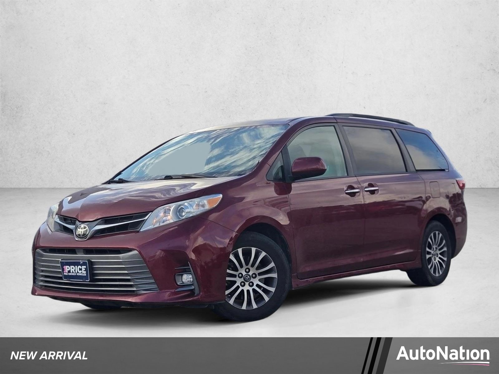 2018 Toyota Sienna XLE V6 8-Passenger's photo