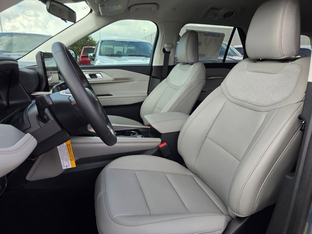 2025 Ford Explorer photo 3