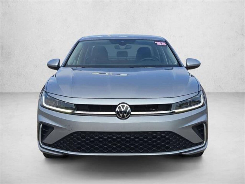 Used 2025 Volkswagen Jetta SE Sedan