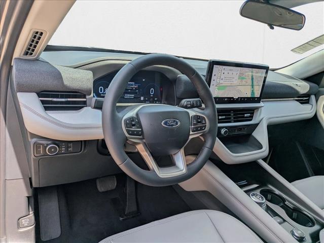 2025 Ford Explorer photo 2