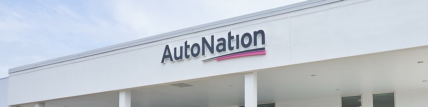Señalización de AutoNation en un concesionario
