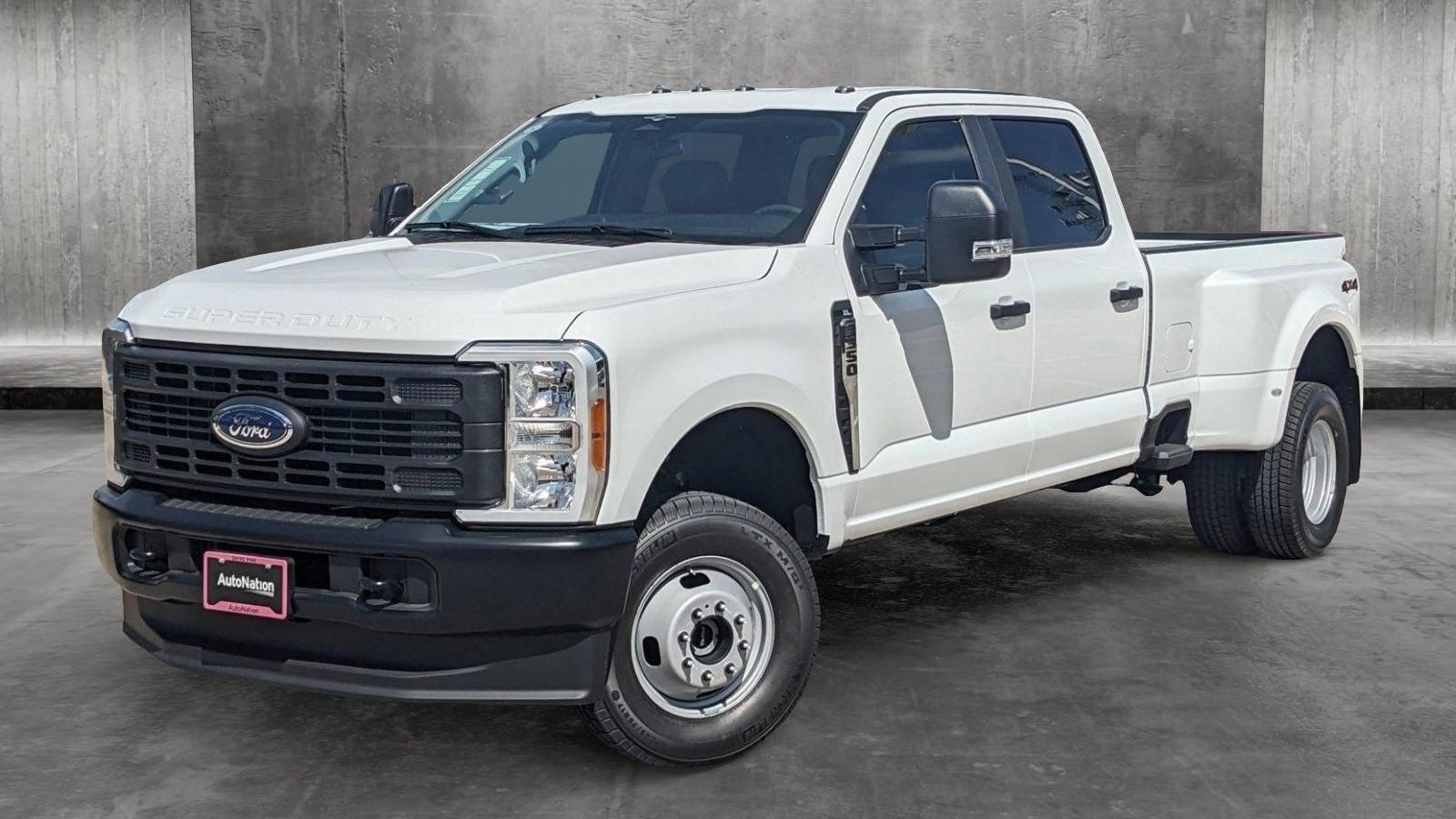 Ford Super Duty F-350 XL Crew Cab in Oxford White