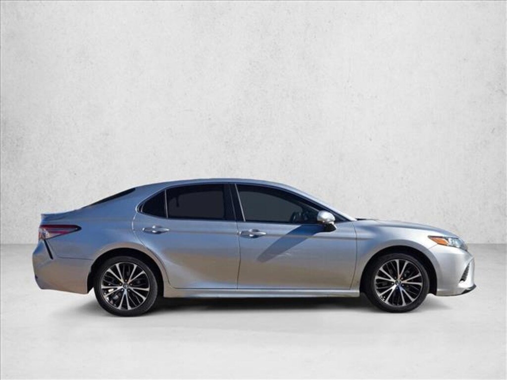 Used 2018 Toyota Camry SE Sedan