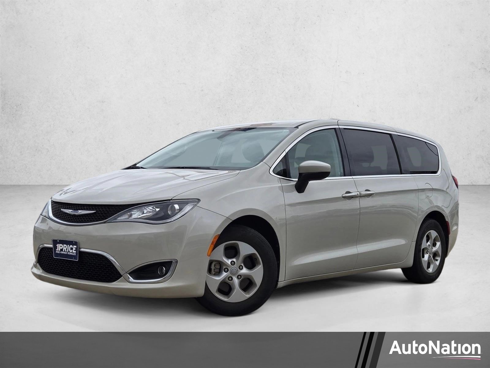 2017 Chrysler Pacifica Touring Plus's photo