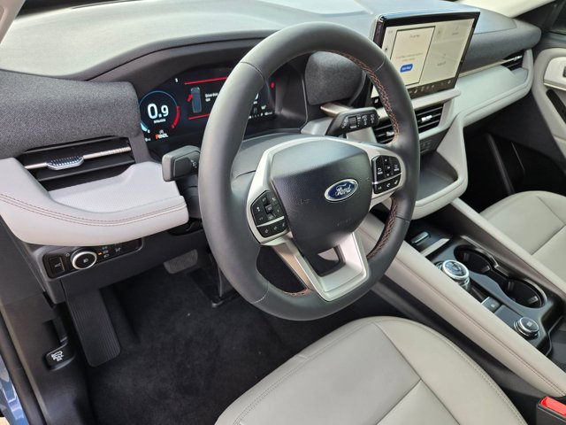 2025 Ford Explorer photo 2