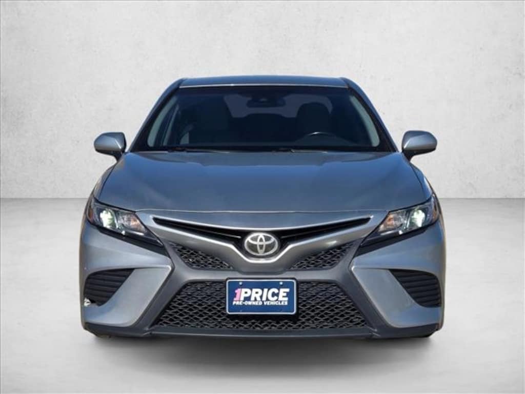 Used 2018 Toyota Camry SE Sedan