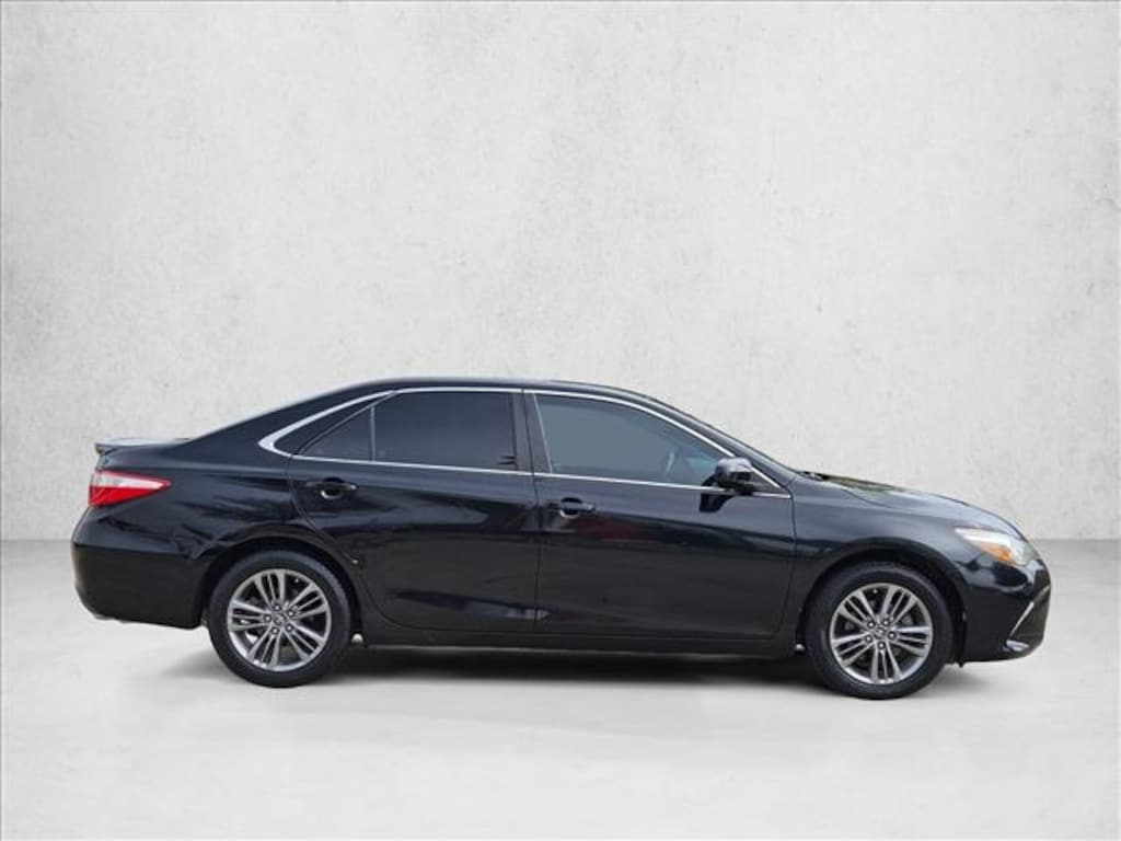 Used 2017 Toyota Camry SE Sedan