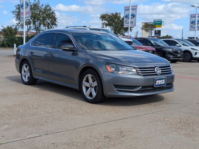 2014 Volkswagen Passat SE photo 2