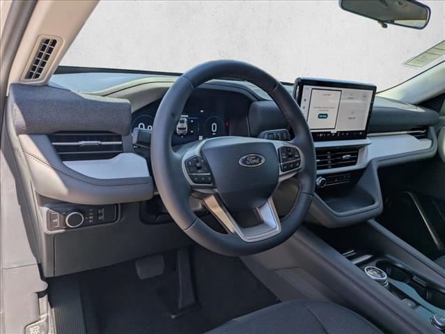 2025 Ford Explorer photo 3