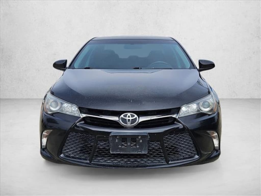 Used 2017 Toyota Camry SE Sedan