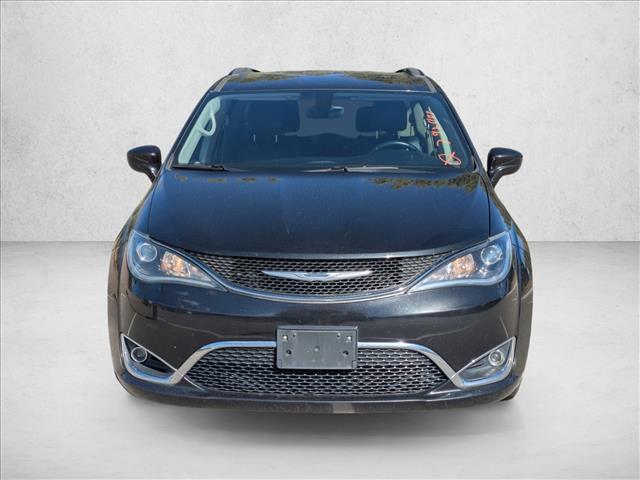 2017 Chrysler Pacifica Touring L photo 2