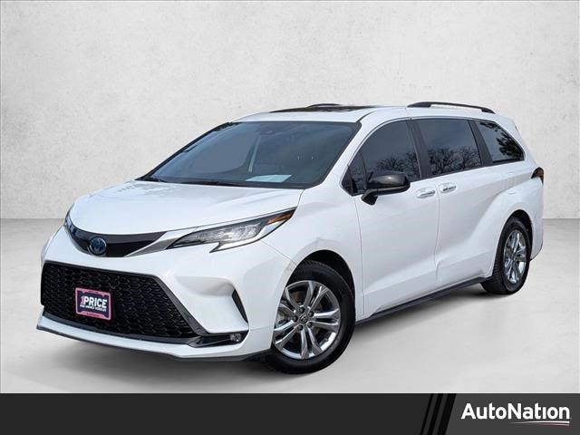 2022 Toyota Sienna XSE's photo