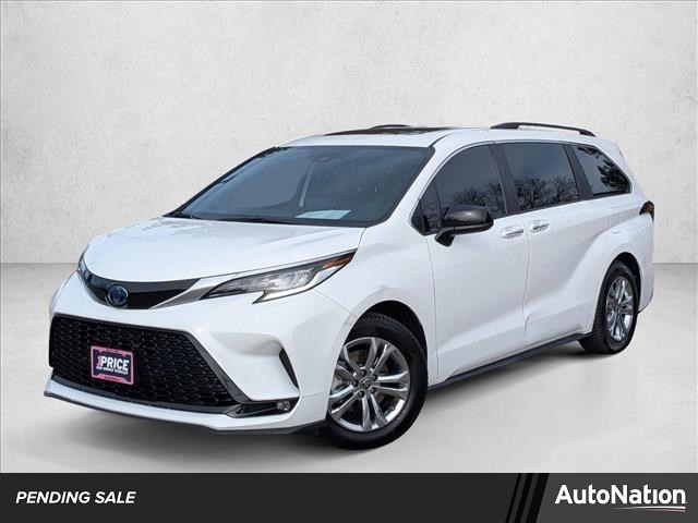 2022 Toyota Sienna XSE's photo