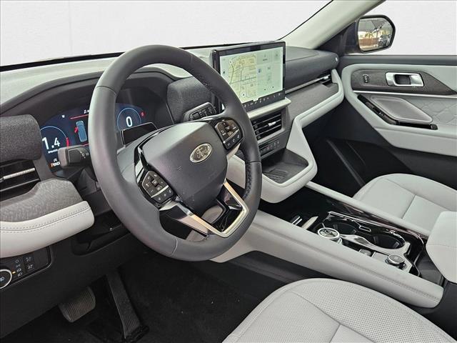 2025 Ford Explorer Platinum photo 2