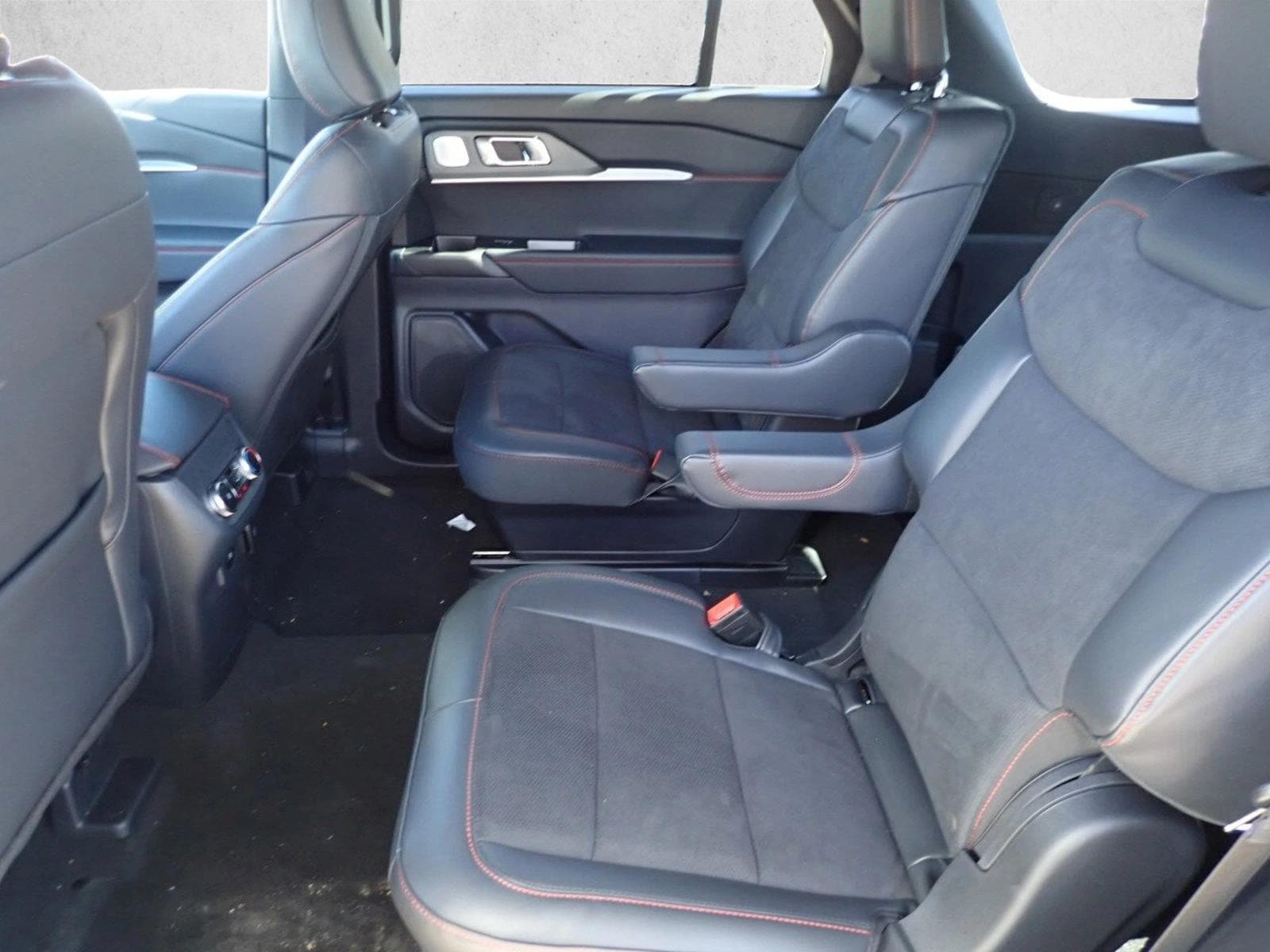 2026 Ford Explorer ST - Photo 10