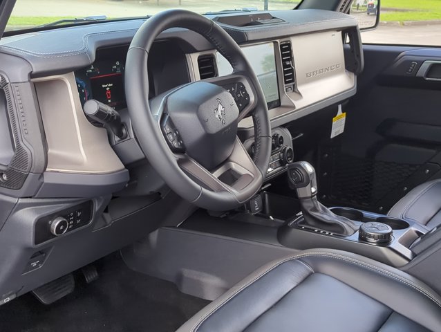 2025 Ford Bronco Outer Banks photo 3