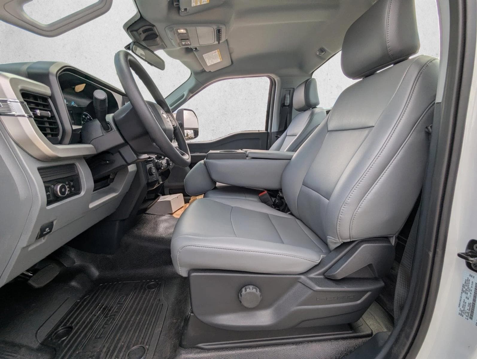 2025 Ford F-600 Super Duty Chassis Cab XL - Photo 4