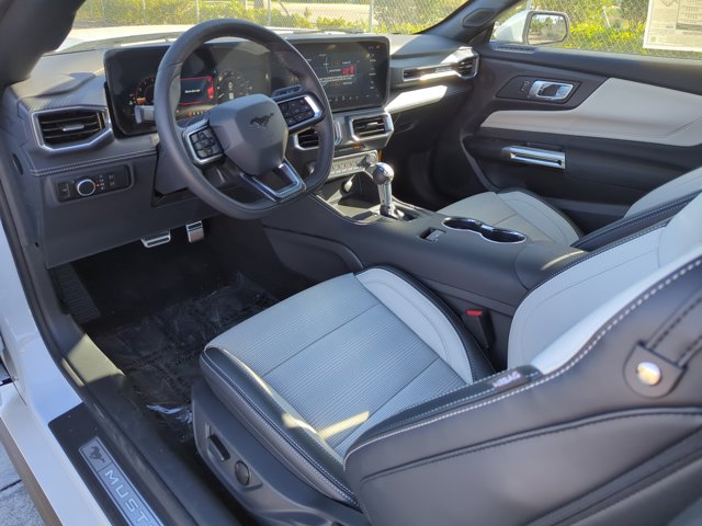2025 Ford Mustang EcoBoost Premium photo 3