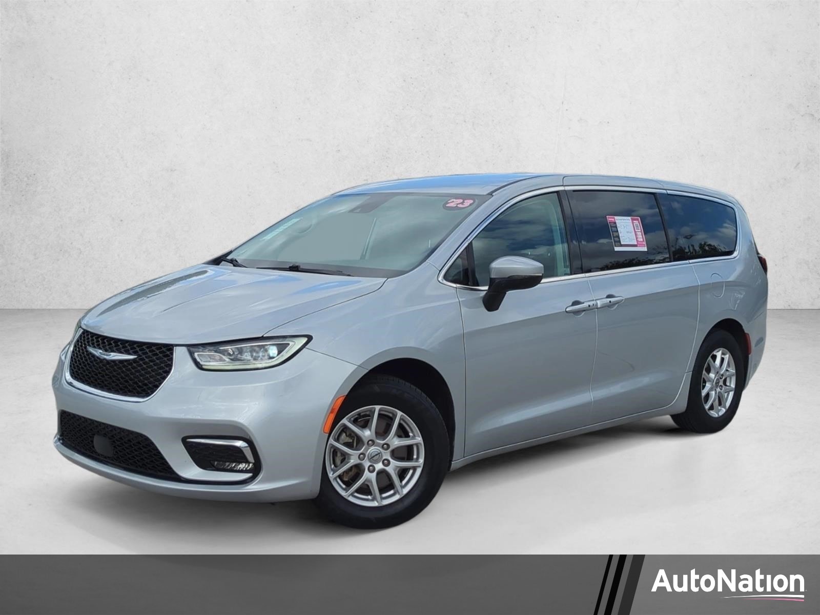 2023 Chrysler Pacifica Touring L's photo