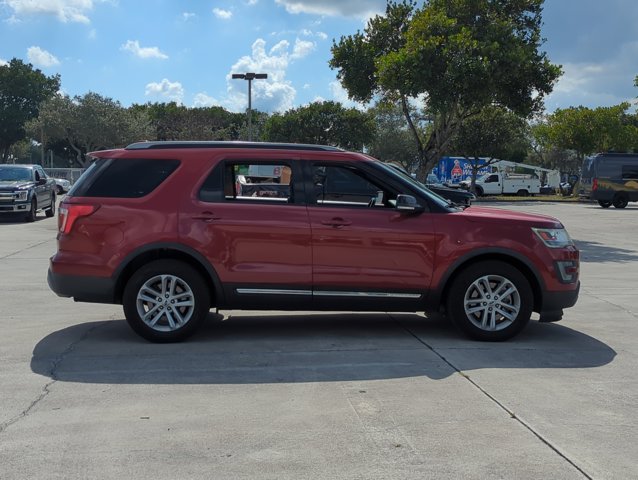 2017 Ford Explorer XLT photo 4