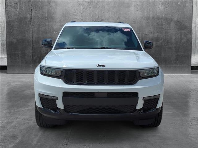 2025 Jeep Grand Cherokee Limited photo 2