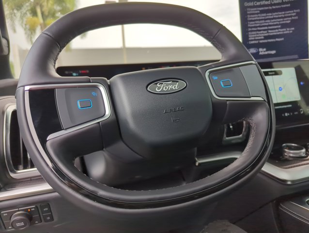 2025 Ford Expedition Platinum photo 2