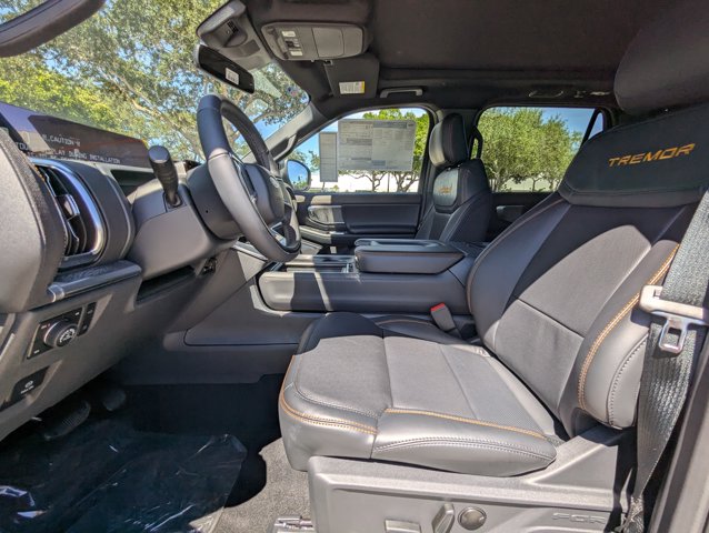2025 Ford Expedition photo 3