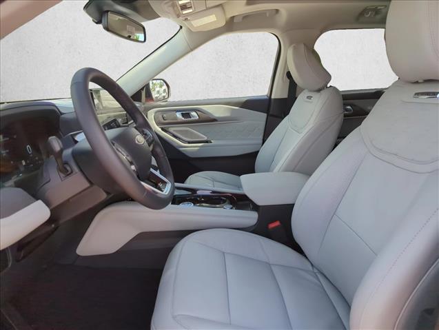 2025 Ford Explorer Platinum photo 3
