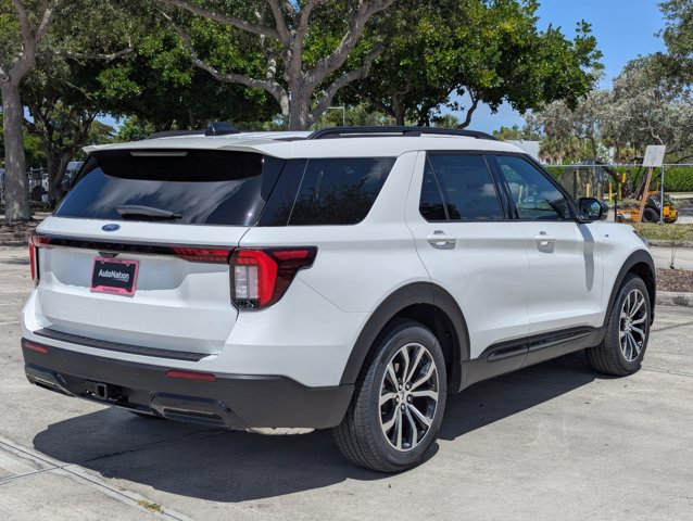 2025 Ford Explorer ST-Line photo 2