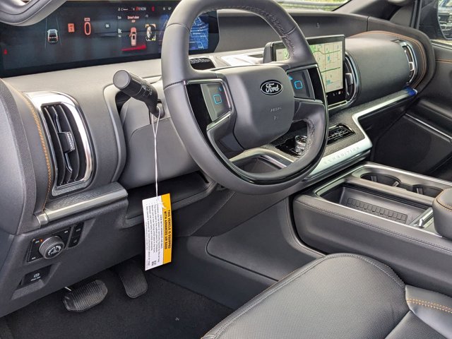 2025 Ford Expedition photo 2
