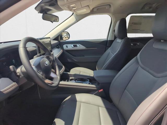 2025 Ford Explorer photo 4
