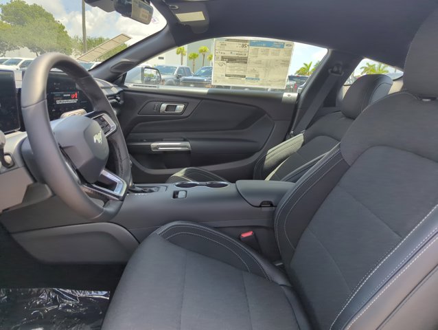 2025 Ford Mustang EcoBoost photo 4