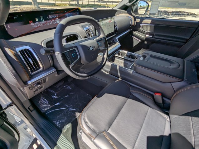 2025 Ford Expedition photo 2