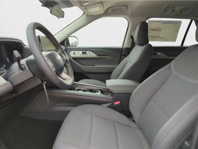 2025 Ford Explorer photo 4